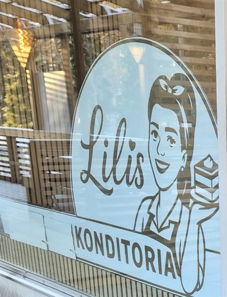 Lilis Konditorian pyöreä logo — retro-tyylinen kuvitus ja teksti "Lilis Konditoria".