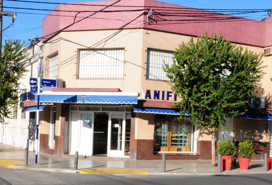 Frente del local de Panificadora Tandil en la esquina de Quintana, Tandil