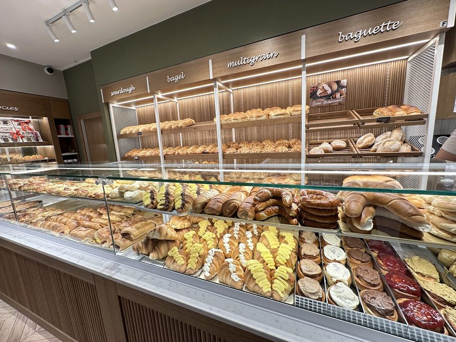 Brot- und Gebäcktheke mit Beschilderung