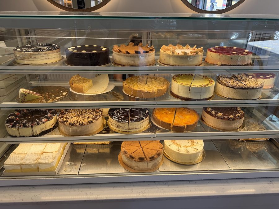 Torten- und Kuchenauswahl in der Vitrine
