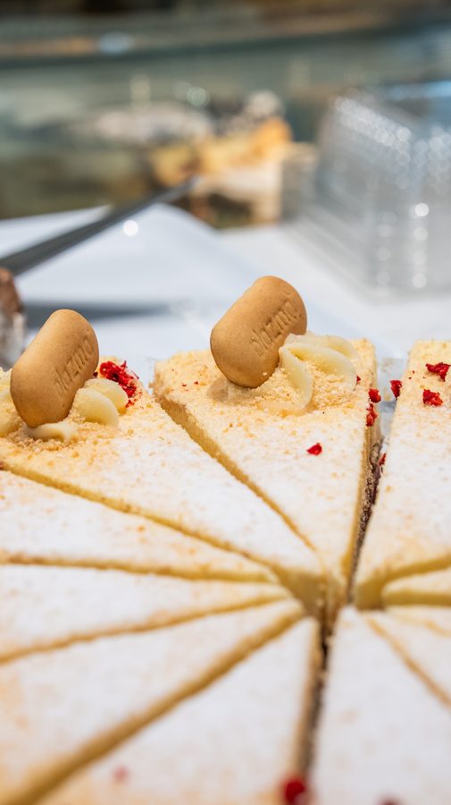 Kuchenstücke aus der Vitrine