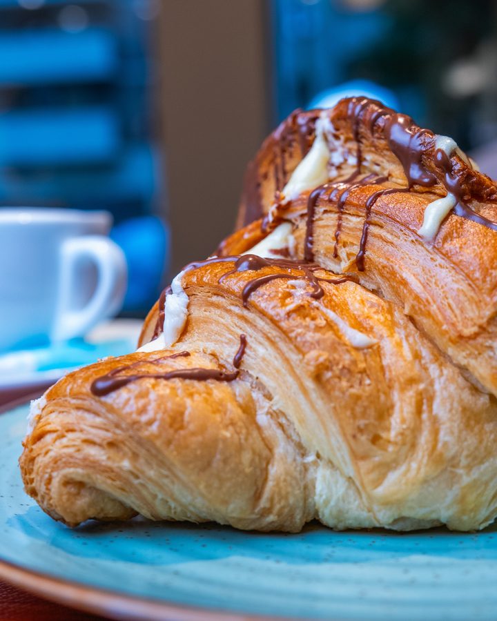 Frisch glasiertes Croissant mit Schokolade