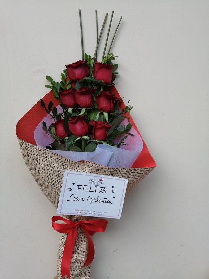 Docena de rosas rojas con tarjeta de Bella Flor.