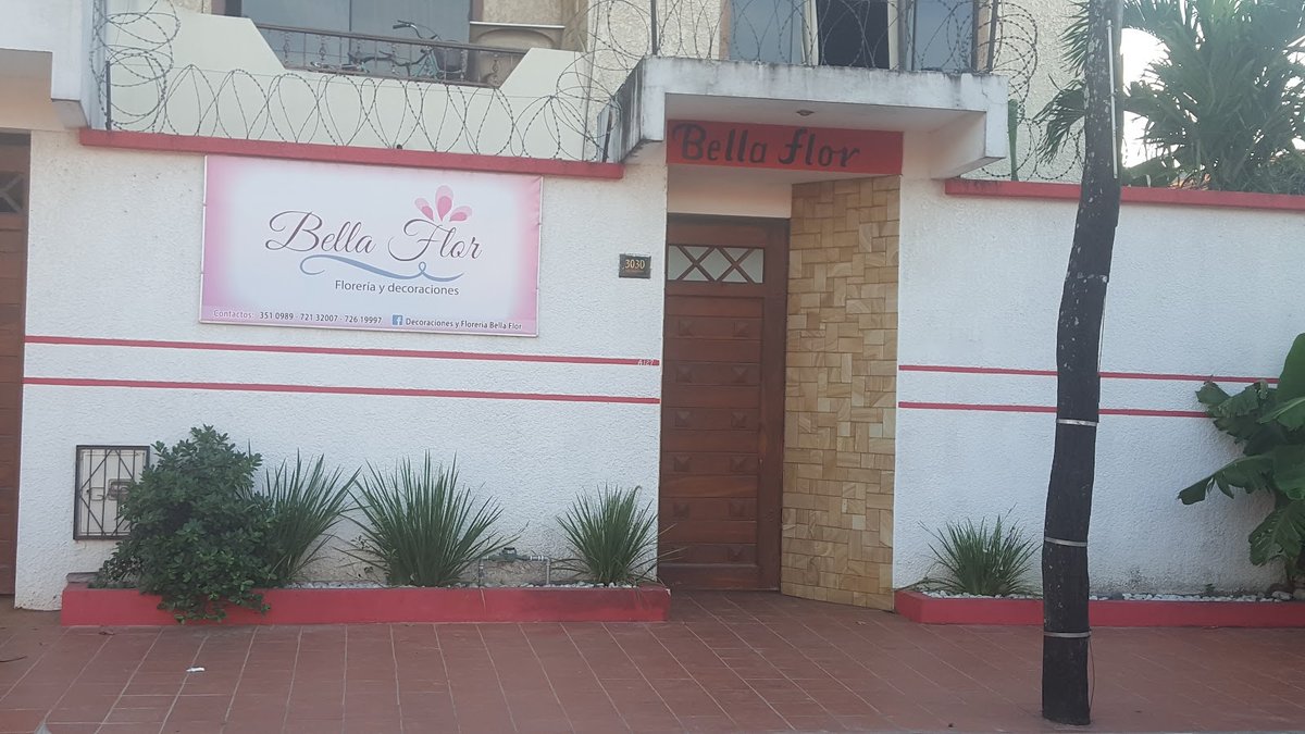 Fachada de la tienda Bella Flor con su cartel.
