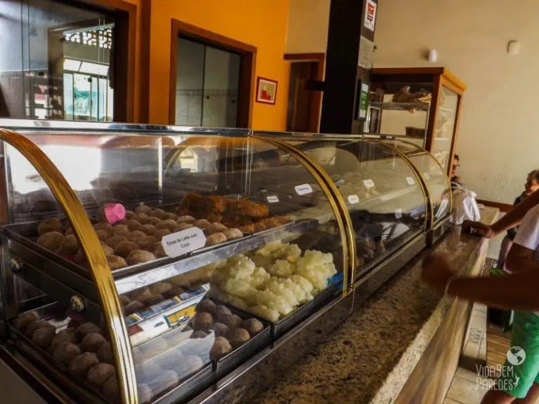 Vitrine de vidro da loja com fileiras de doces artesanais feitos à mão