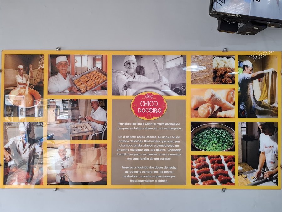 Mural na parede da loja com a história da família e fotos do preparo dos doces no tacho de cobre