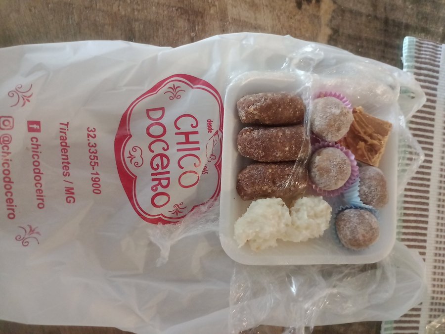 Sacola da Chico Doceiro com uma seleção de doces artesanais