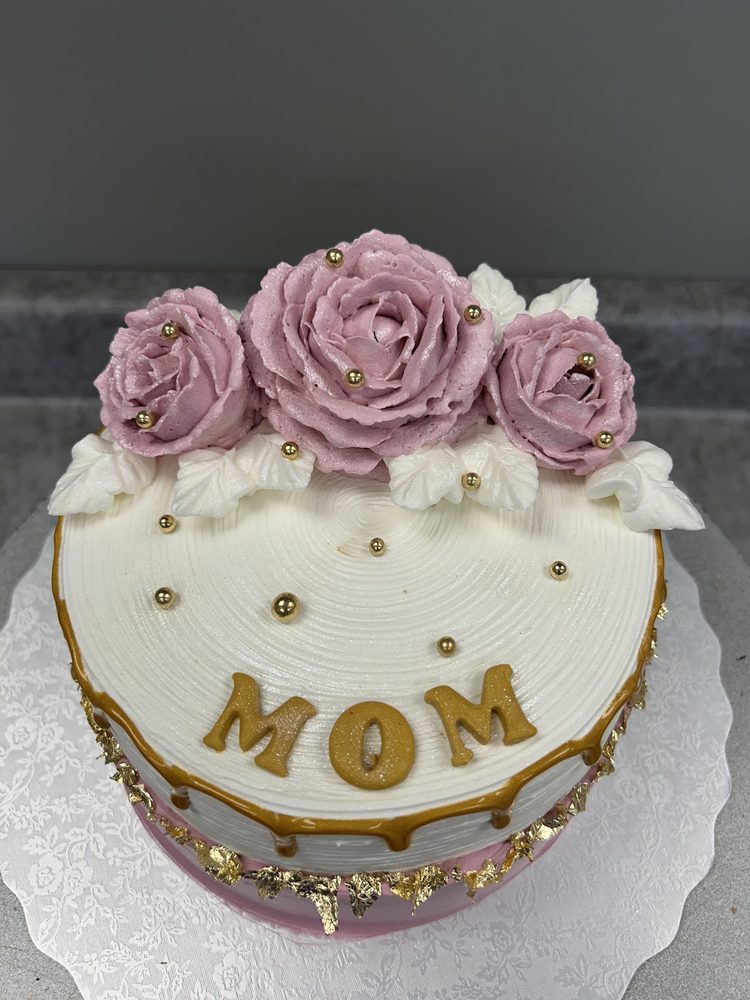 Mauve buttercream-rose 'Mom' cake with gold-leaf finish