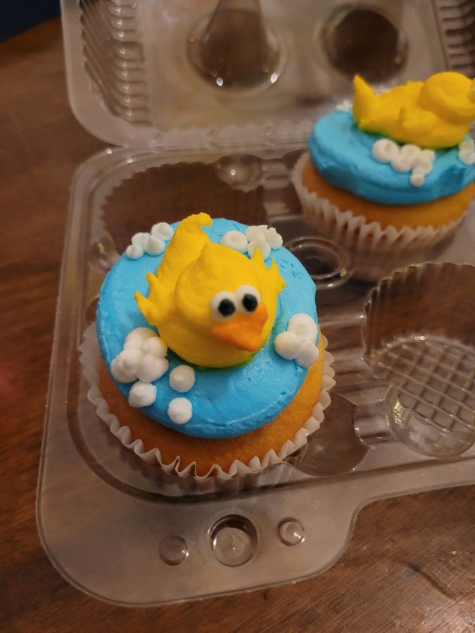 Rubber-duck baby-shower cupcakes with buttercream piping.