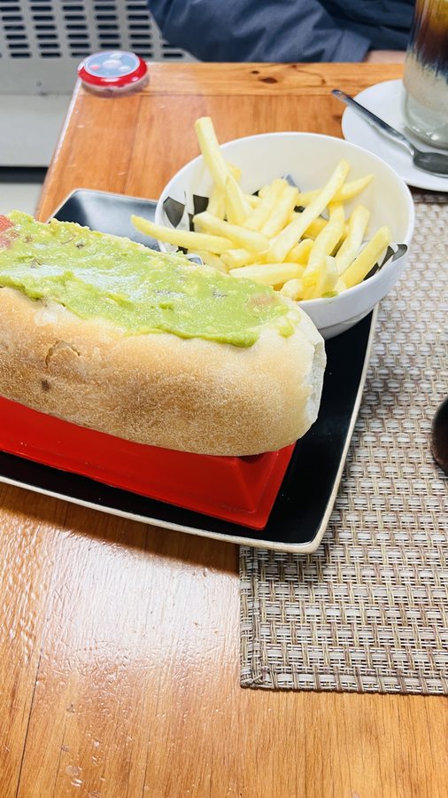 Primer plano de un plato servido en el salón de té de Ricopan.