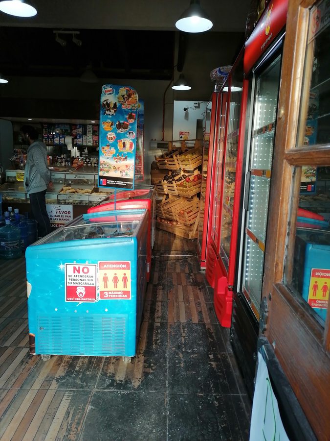 Interior de la tienda de Ricopan, con sus estanterías y vitrinas del día.