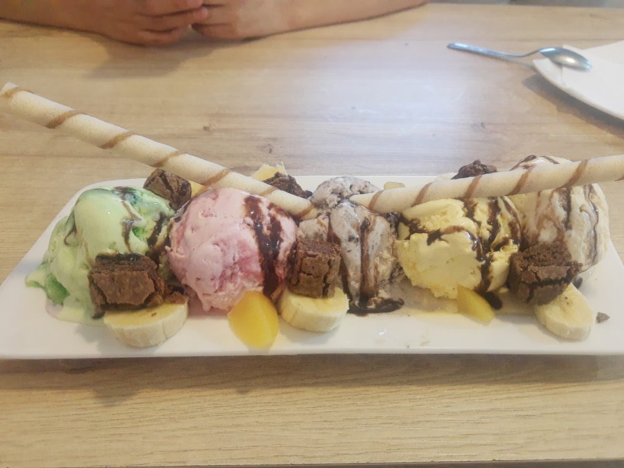 Plato surtido de El Reposo con varias bolas de helado, fruta, brownie y barquillos