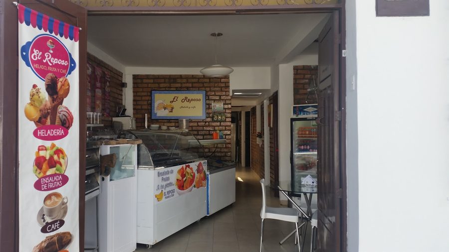 Fachada de El Reposo en la Cra. 2 #3-17 de Popayán, con aviso Helado, Fruta y Café