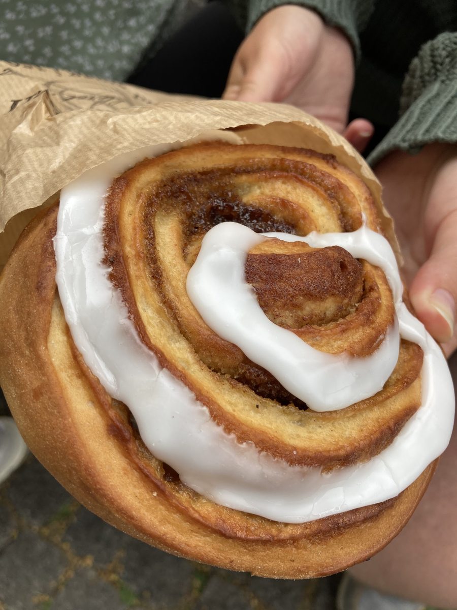 En friskbagt kanelsnegl med glasur fra Thurø Bageri