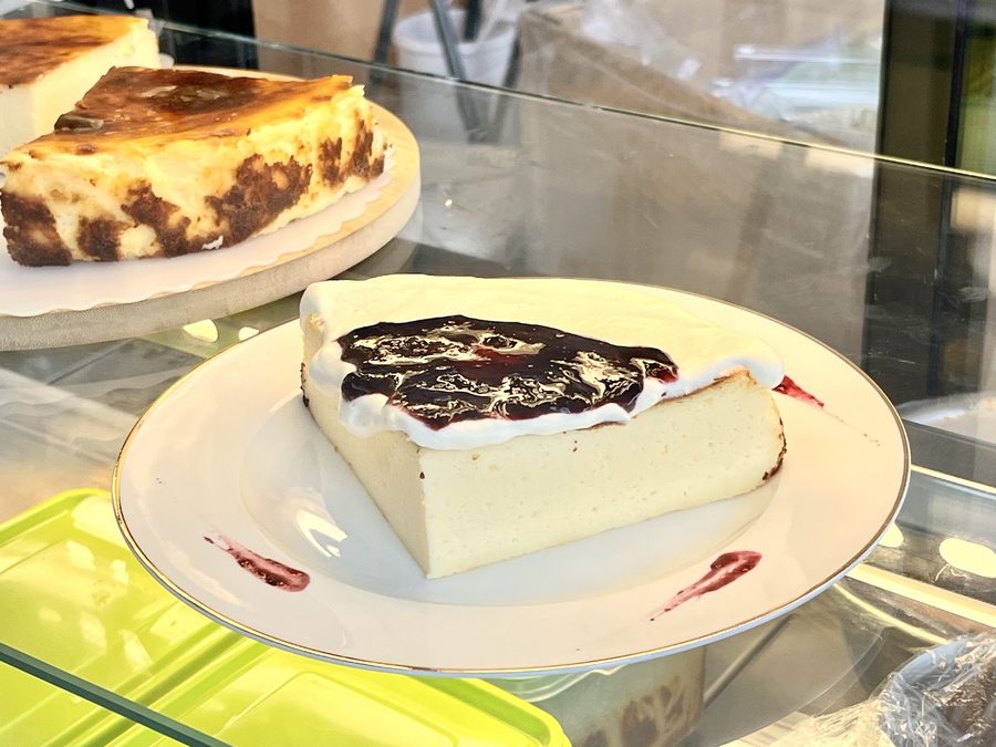 Porción de cheesecake vasco