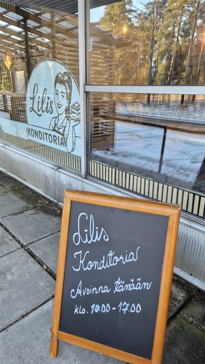 Lilis Konditorian julkisivu päivänvalossa, ikkunassa liikkeen logo ja liitutaulu.