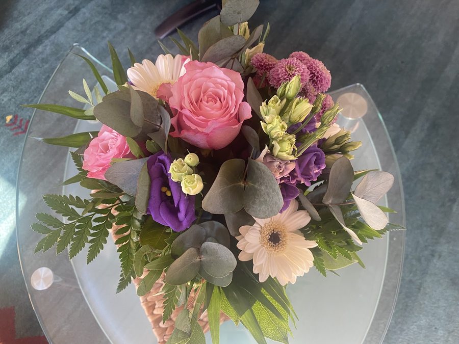 Handgebundener, gemischter Strauß mit Rosen, Gerbera und Eukalyptus