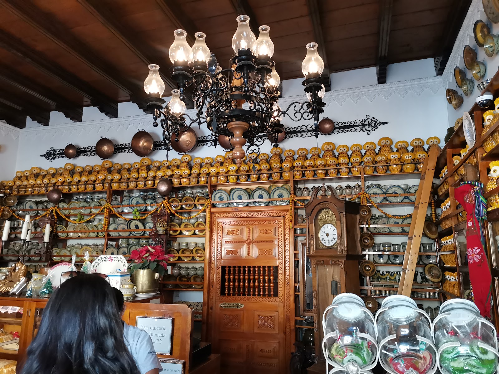 Detalle de dulces típicos hechos a mano en Doña María Gordillo