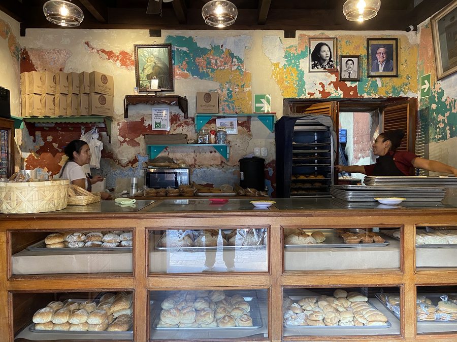 Vitrinas llenas de pan y repostería fresca en el interior de la panadería