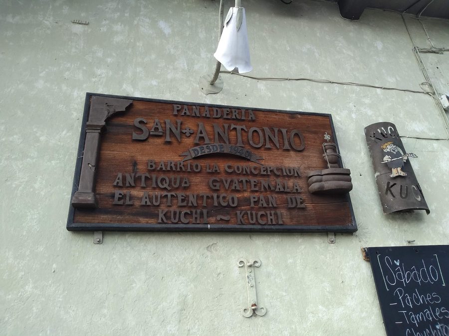 Placa tallada en madera: Panadería San Antonio, Desde 1940, Barrio La Concepción, Antigua Guatemala