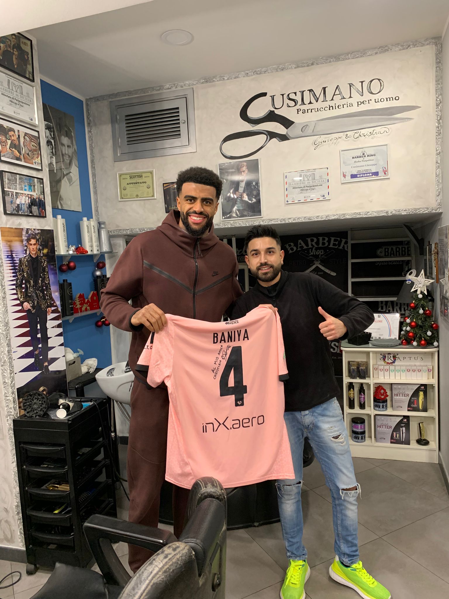 Il calciatore del Palermo Baniya nel salone Cusimano
