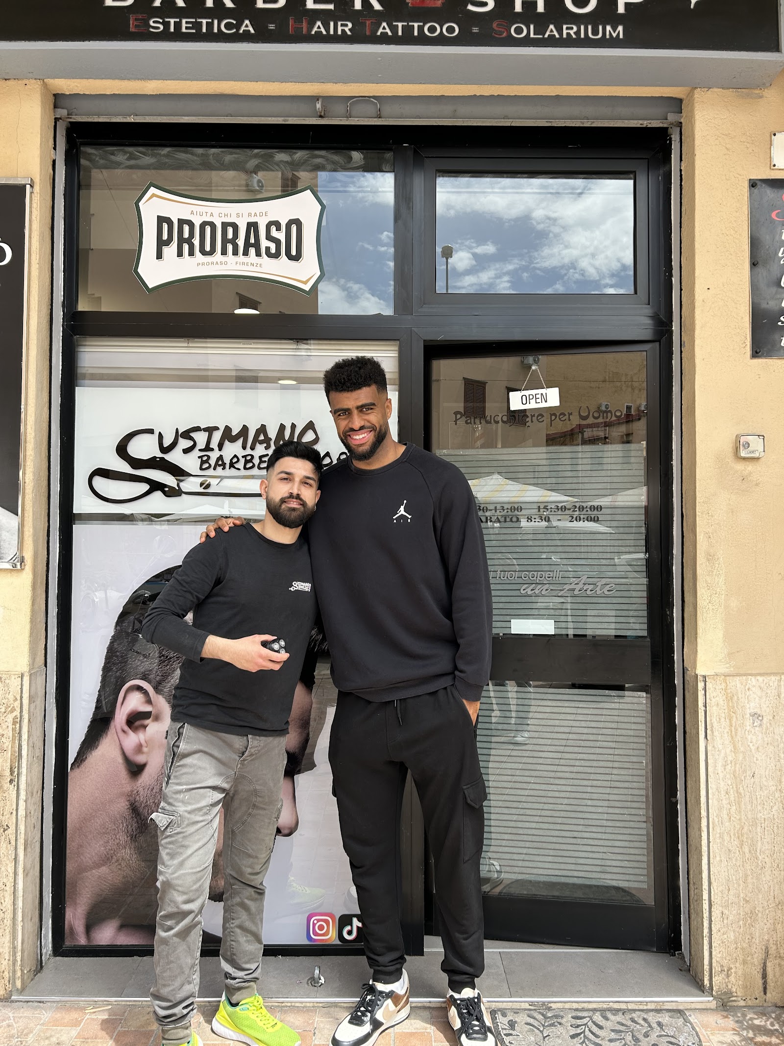La vetrina di Cusimano Barber Shop, aperto