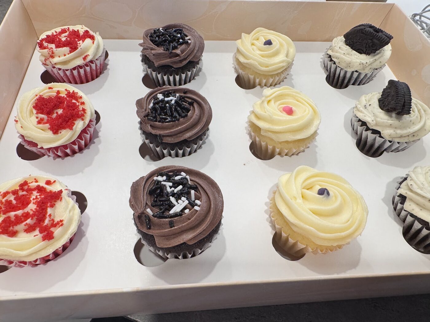كب كيك متنوع — assorted cupcakes