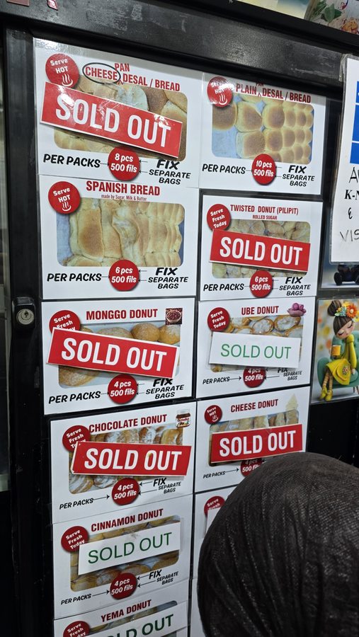 لوحة أسعار مخبز ليلى وعدد من الأصناف مكتوب عليها SOLD OUT (نفد).