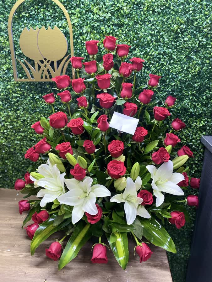 Acercamiento de rosas y lirios