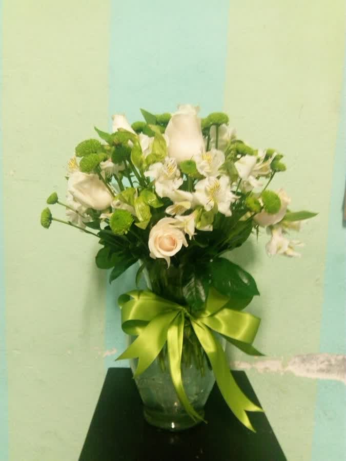 Arreglo de rosas blancas y alstroemerias