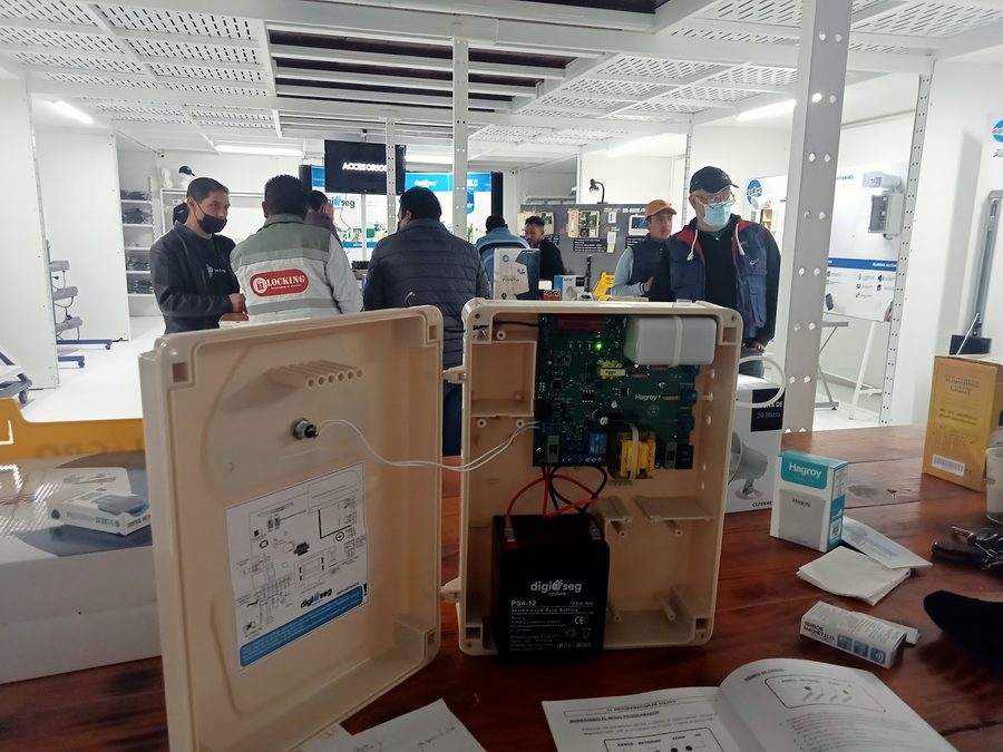 Trabajo con panel de alarma y sistemas de seguridad de SESVP