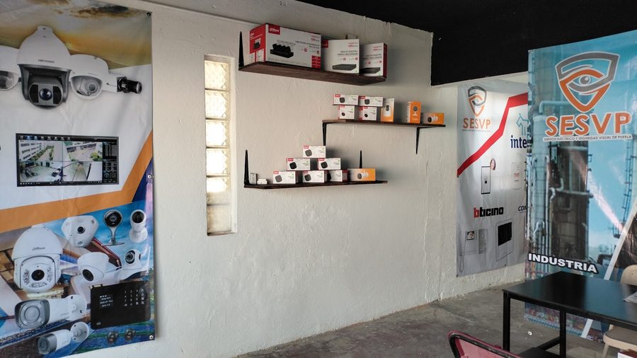 Equipos y cámaras de seguridad en exhibición en el local de SESVP