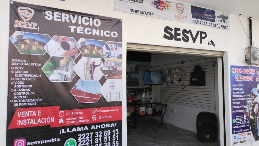 Local de servicio técnico de SESVP en Puebla con anuncios de sus servicios