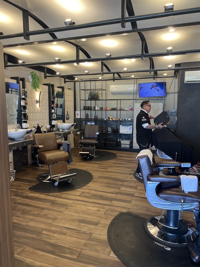 Barbero atendiendo a un cliente