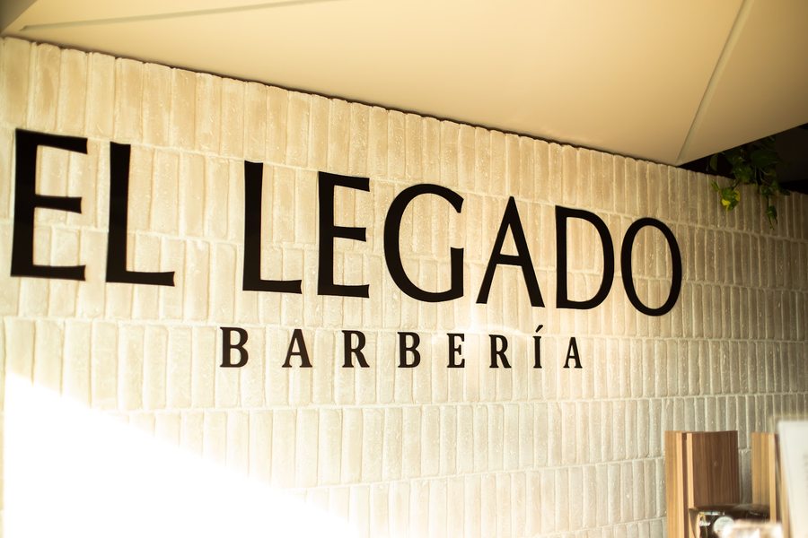 Pared con letrero de El Legado Barbería, sucursal Jardines de la Hacienda