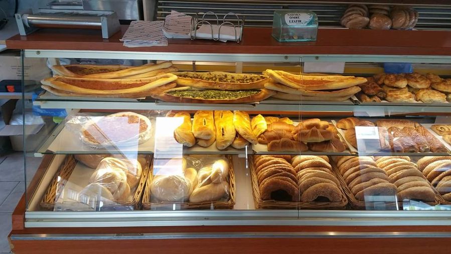 De vitrine van Bakkerij Mevlana met pide, börek, simit en vers brood