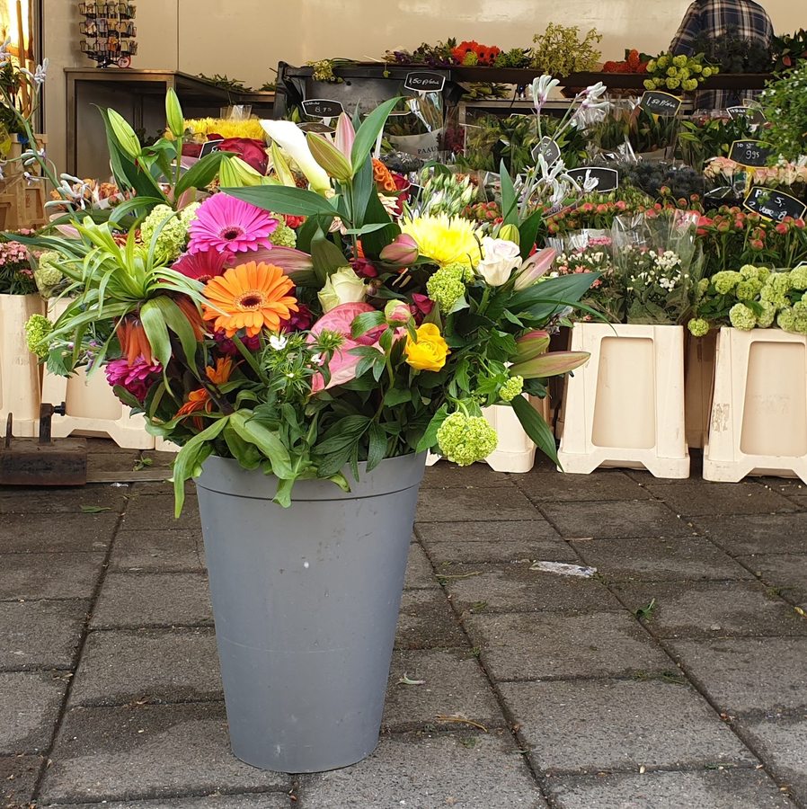 Kleurrijk gemengd boeket met gerbera's, lelies en rozen, vers samengesteld aan de kraam