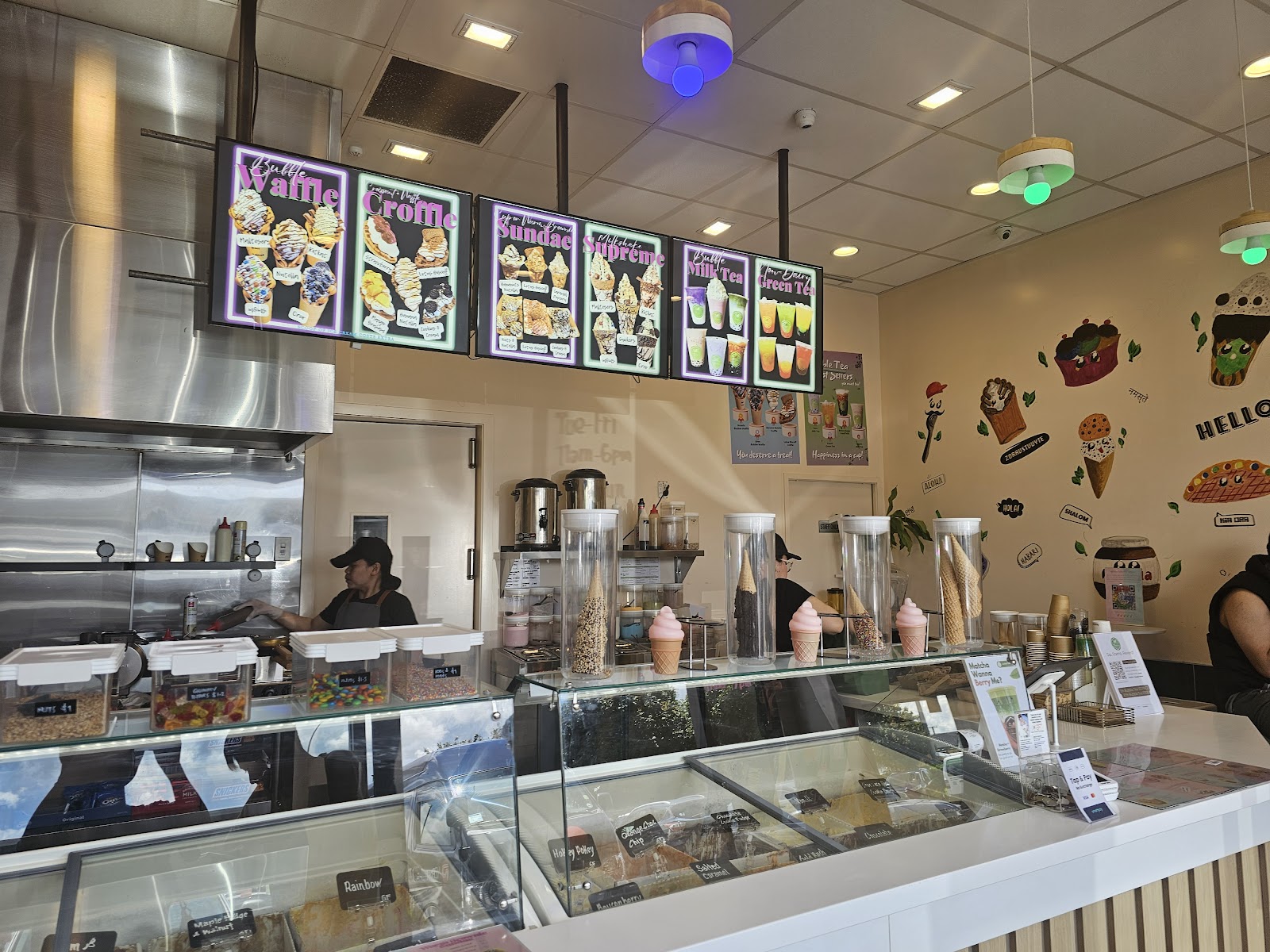 Scoop'd counter with menu screens: Bubble Waffle, Croffle, Sundae, Supreme, Milk Tea, Green Tea