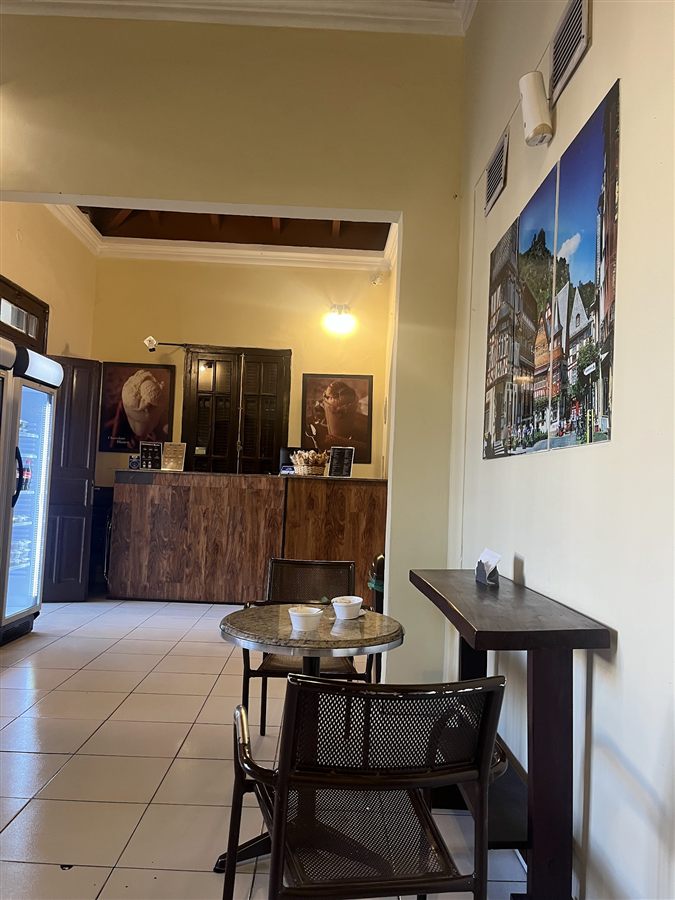 Interior de la heladería Von Züb con mostrador de madera