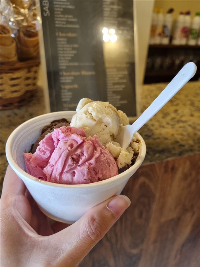 Vaso con tres bochas de helado artesanal Von Züb