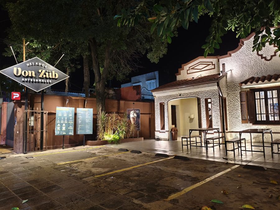 Frente de la heladería Von Züb de noche