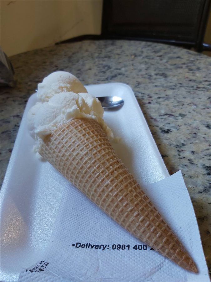Cono de helado Von Züb con el número de delivery