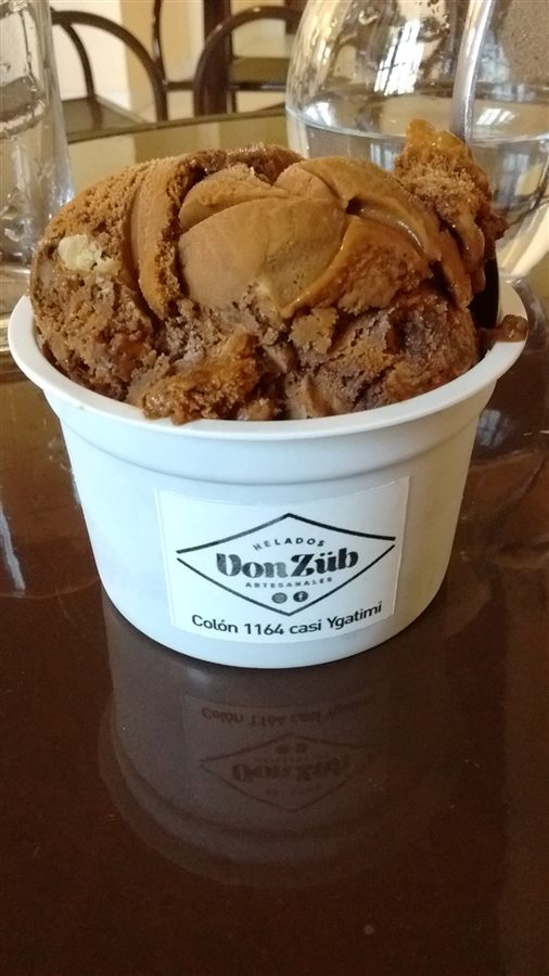 Vaso de Von Züb con el logo y la dirección impresos