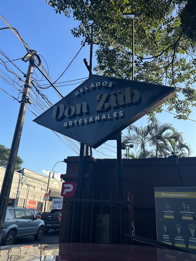 Frente de la heladería Von Züb de día en Colón, Asunción