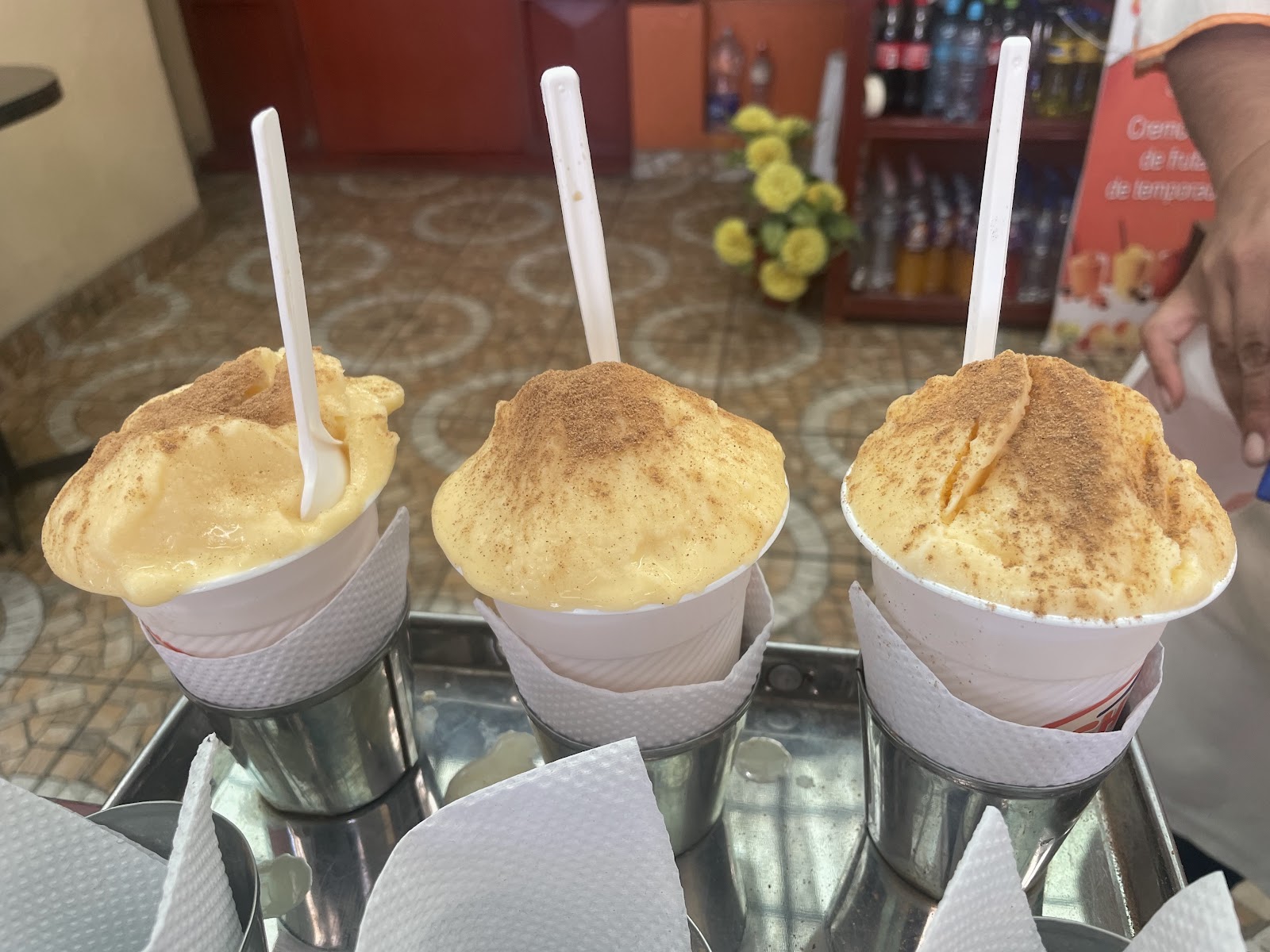 Queso helado Charito en vasos con canela, servido en tinas de estaño, Arequipa