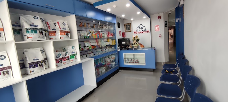 Interior de la veterinaria con recepción y productos