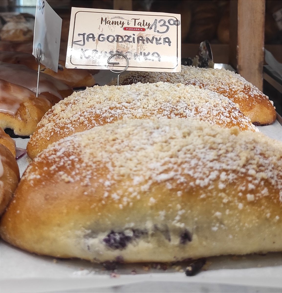 Świeża jagodzianka na ladzie piekarni Mamy i Taty