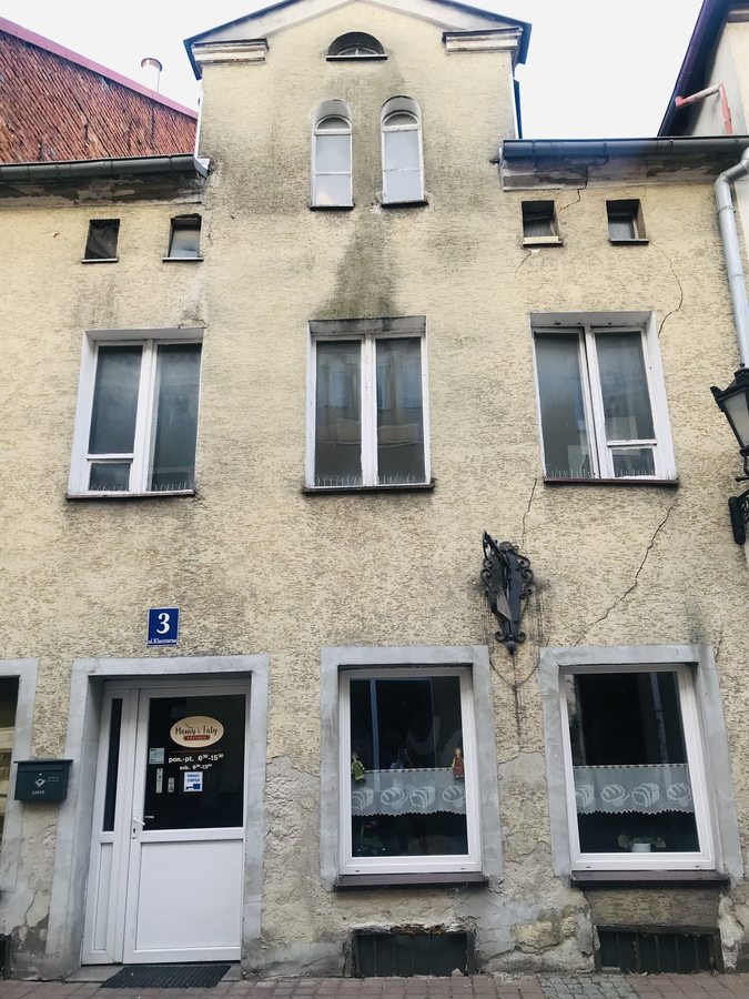 Drzwi piekarni Mamy i Taty z szyldem i godzinami otwarcia przy Klasztornej 3