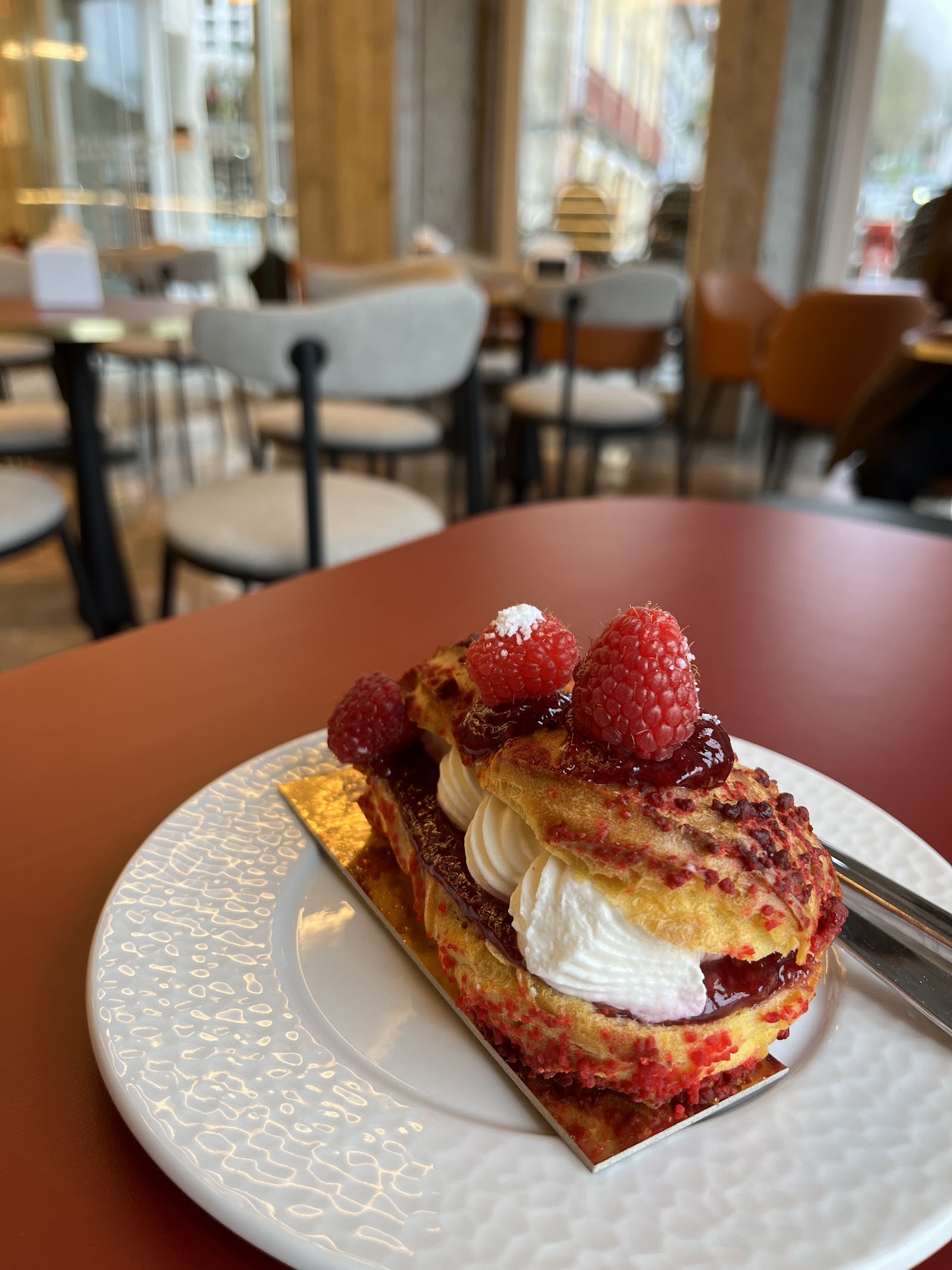 Pormenor de uma tíbia — o recheio de creme doce no interior da massa