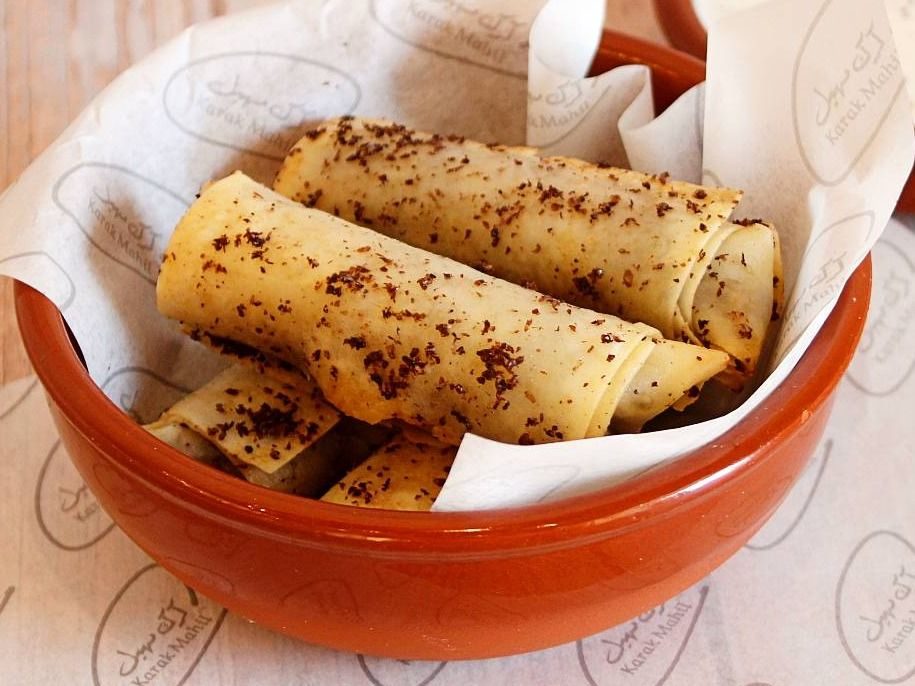 رول دجاج مسخّن · Chicken musakhan roll